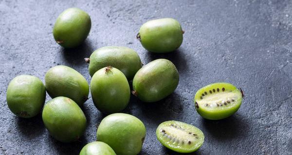 软枣猕猴桃——可以带皮吃的水果（了解软枣猕猴桃的营养价值和食用方法，享受健康美味）