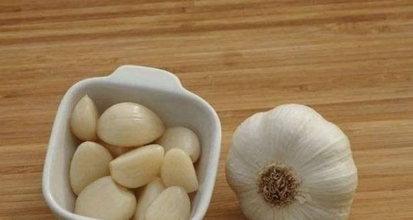 大蒜是生吃好还是熟吃好？答案在这里！（探究大蒜的烹饪方式，让你吃得更健康！）
