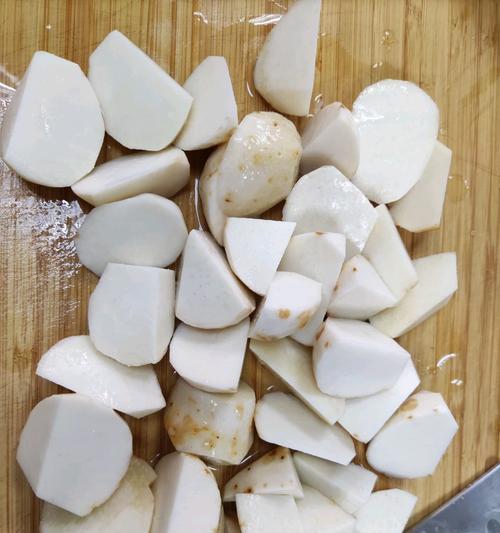 探秘黄色芋头的由来与特点（品味色彩斑斓的美食，解读芋头界的一朵奇葩）