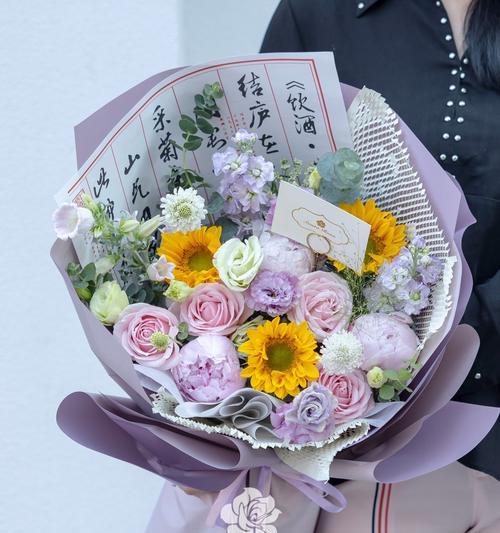 鲜花王冠的美丽艺术（创意与技巧的完美融合，打造独一无二的鲜花王冠）